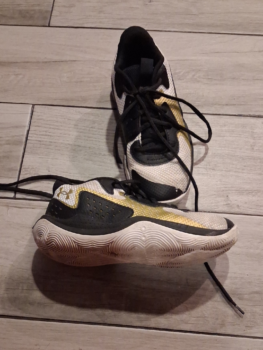 🍦Under Armour Black, White & Gold Basketball Shoes